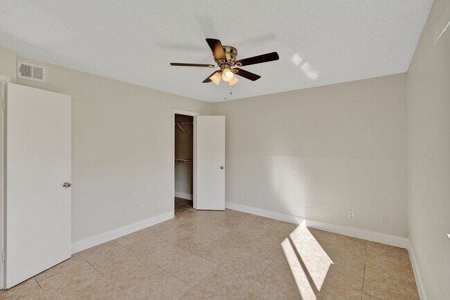 Building Photo - Remodeled 2 Bedroom / 2 Bathroom Condo with Lake View – Great Location