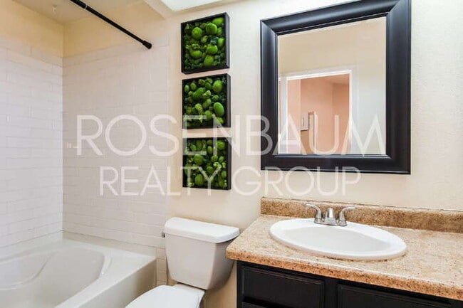 Building Photo - Gorgeous 3-beds, 3-baths home in the Suncr...