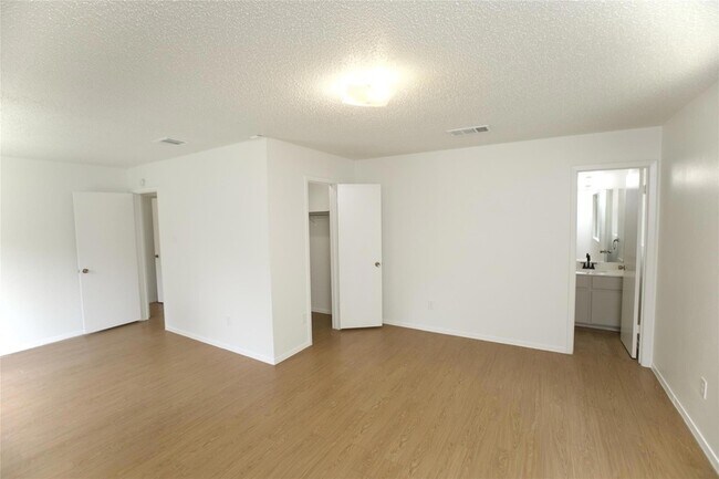 Building Photo - 2206 Spring Breeze Dr