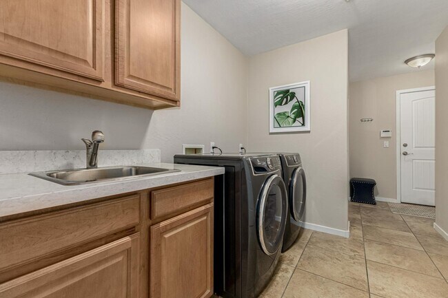 Building Photo - 10260 E White Feather Ln