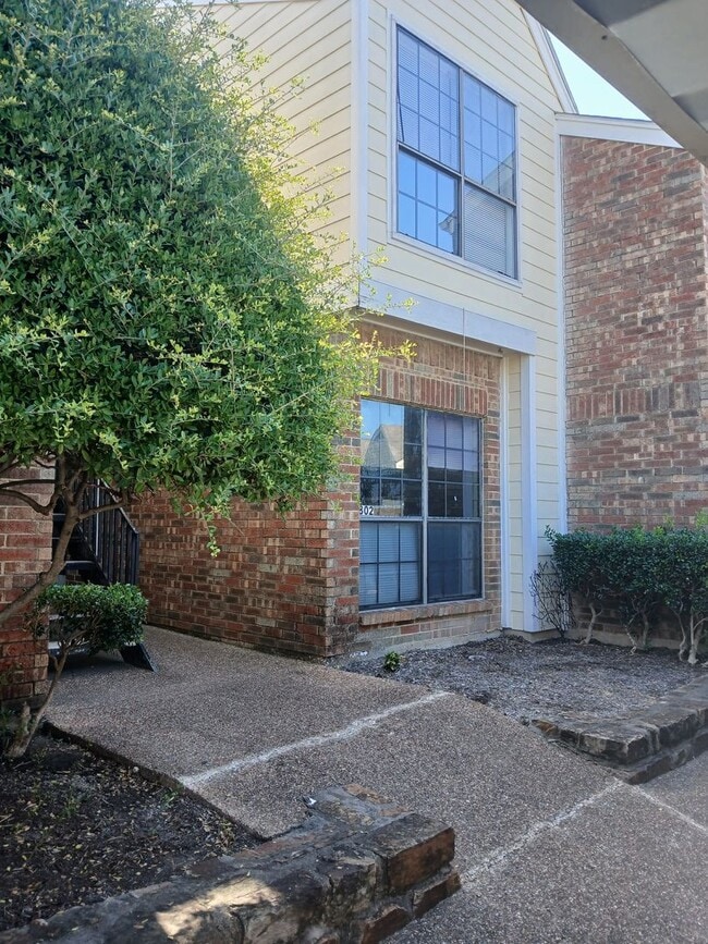 Building Photo - 1 Bed 1 Bath Condo in Dallas (All Electric)