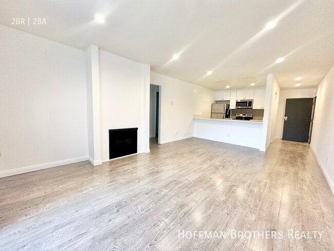 Building Photo - 724 N W Knoll Dr