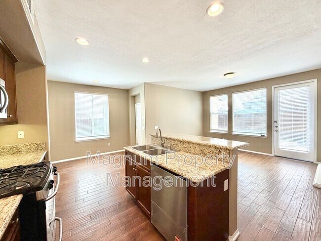 Building Photo - 28853 Sarasota Way