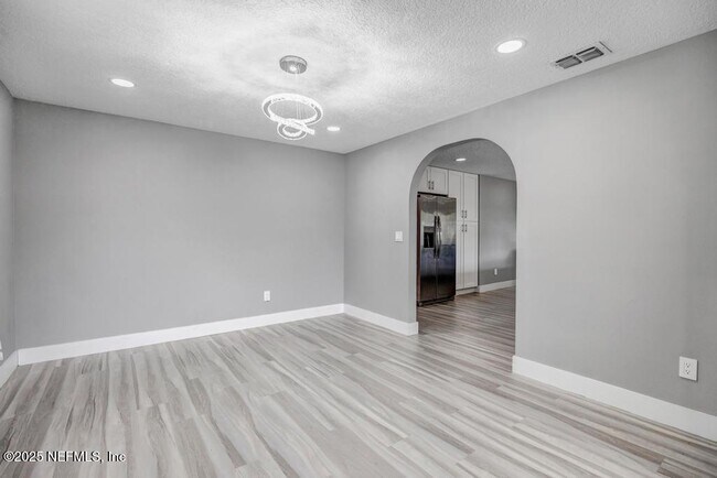 Building Photo - 1215 Bluehill Dr N