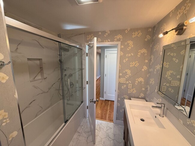 Building Photo - Stunning 4 Bed 4 Bath Home Steps from Golden Gardens in Ballard with MIL Suite