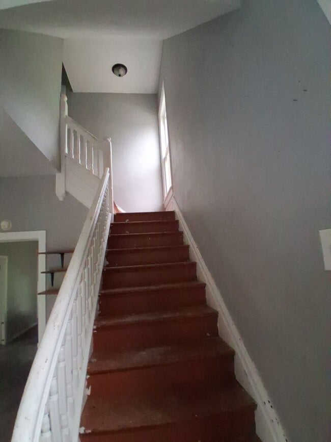 Building Photo - 512 Fairholm Ave