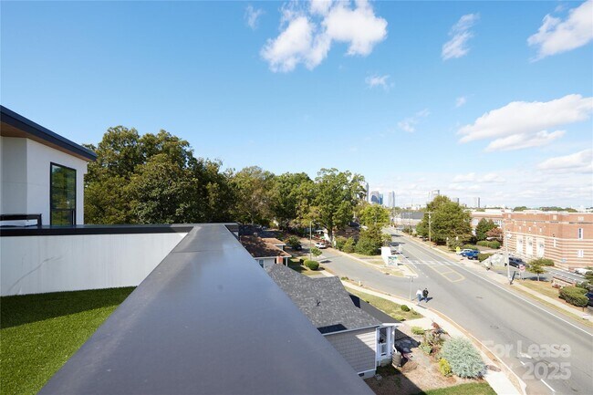 Building Photo - 1302 E 10th St