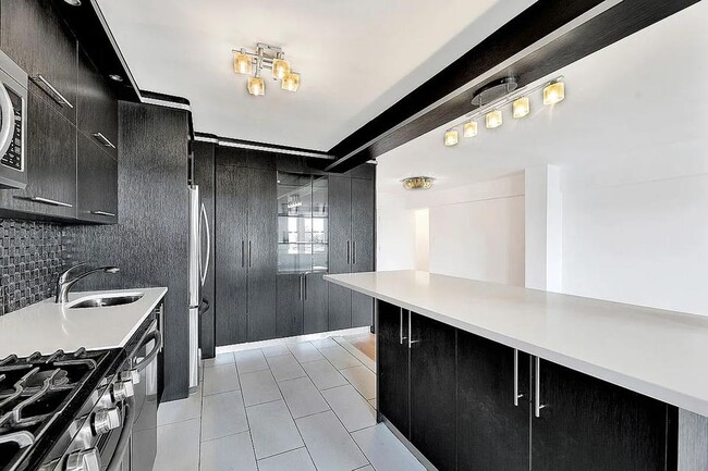 Building Photo - 1625 Emmons Ave