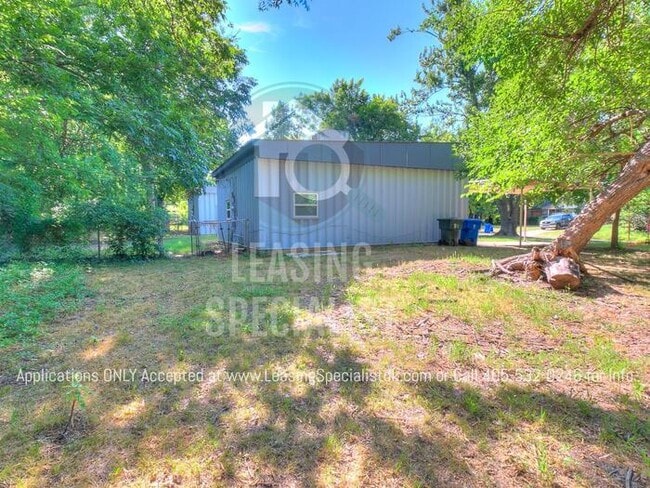 Building Photo - Adorable Custom 2 Bed Bungalow House Available to Prelease for August 2026!
