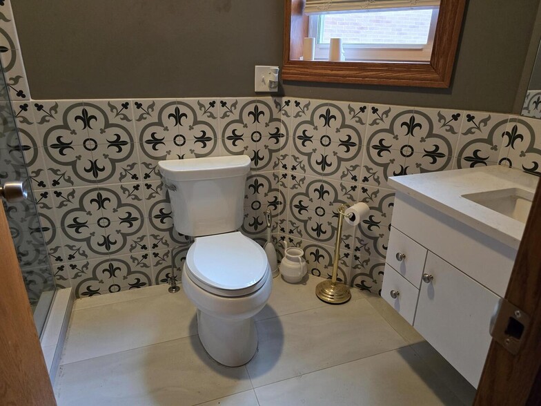 Building Photo - 4414 N Clark St