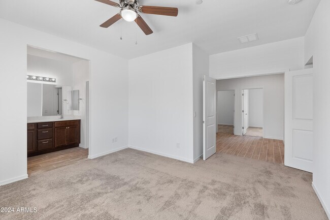 Building Photo - 2842 E Tracy Ln