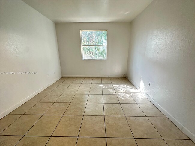 Building Photo - 1666 SE 27th Ct