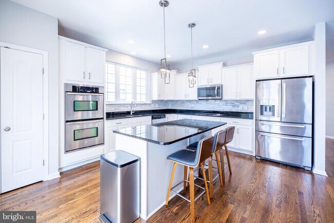 Building Photo - 8727 Raleigh Mews