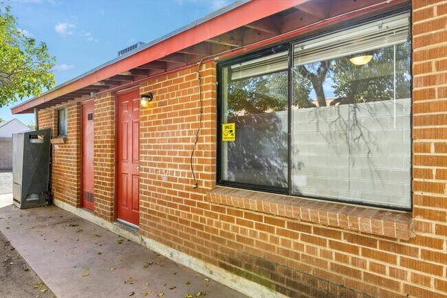 Building Photo - 1662 N Beverly Ave