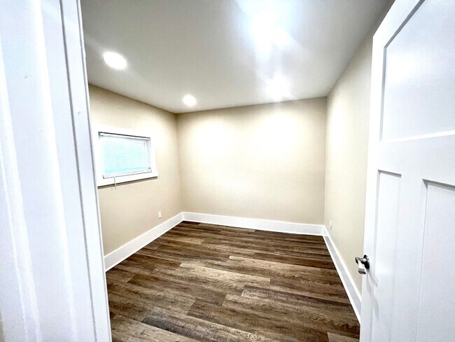 Building Photo - 933 - 320/322 Boggs Avenue