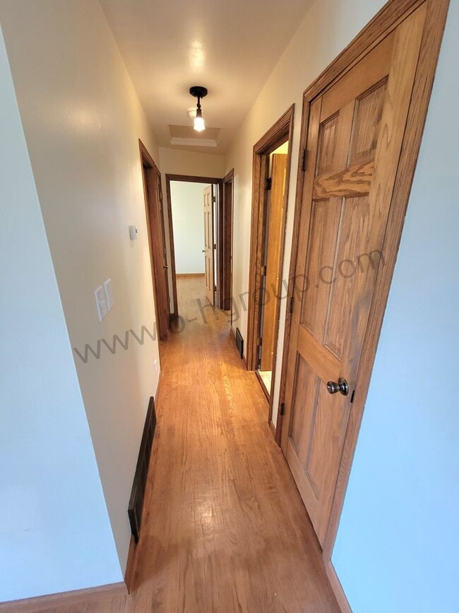 Building Photo - Great Location!