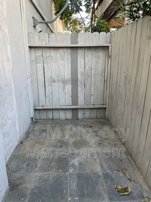 Building Photo - 2835 E 5th St