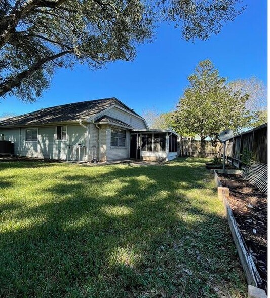 Building Photo - 2503 Radcliffe Dr