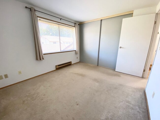 Building Photo - Top floor 1 bedroom condo available now!
