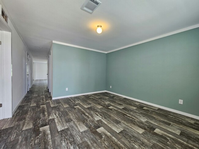 Building Photo - 6700 Hidden Oaks Dr