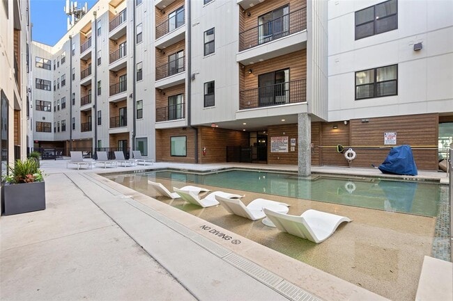 Building Photo - 2500 Longview St