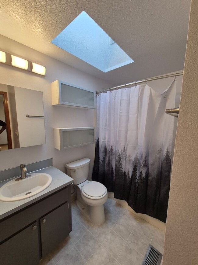 Building Photo - 3 bedroom, 2 bath house in the Brentwood-D...