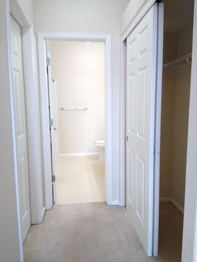 Building Photo - Super Fly 1 Bedroom with Large Study, 1 1/...