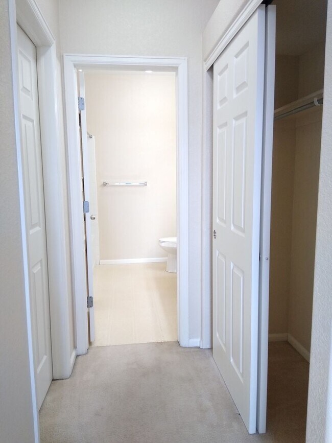 Building Photo - Super Fly 1 Bedroom with Large Study, 1 1/2 Bathrooms, Balcony, Reserved Parking AVAILABLE NOW