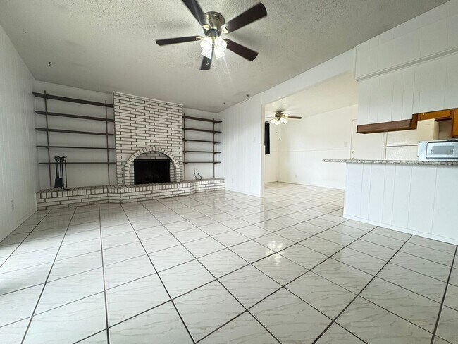 Building Photo - EASTSIDE HOME WITH A SWIMMING POOL