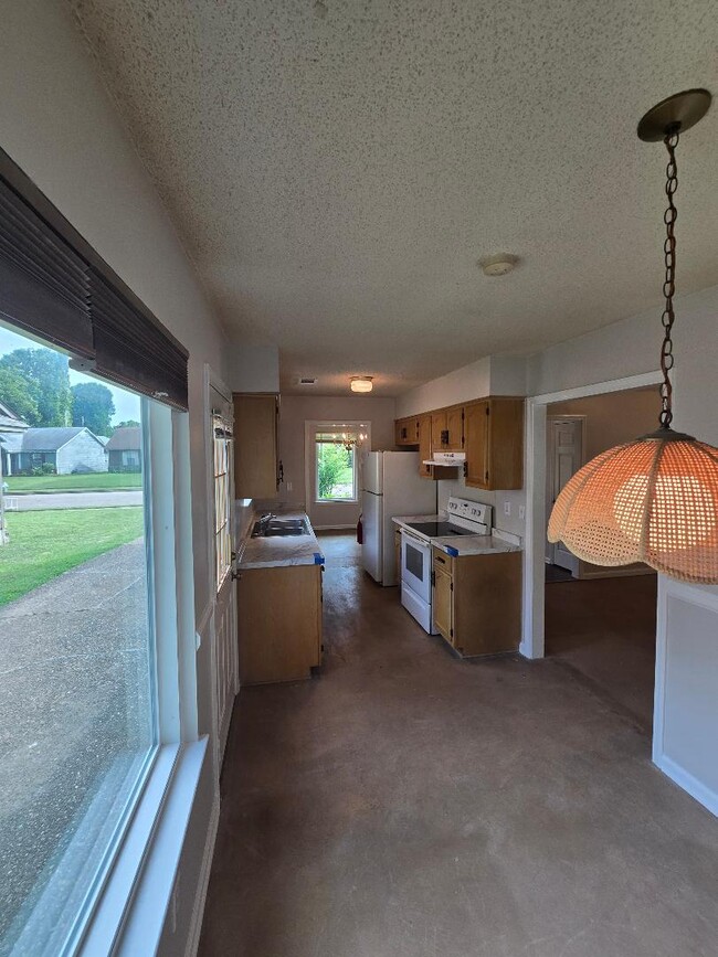 Building Photo - 4750 Crestfield Rd