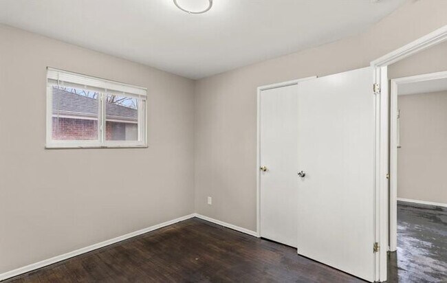 Building Photo - Freshly refreshed and move-in ready!