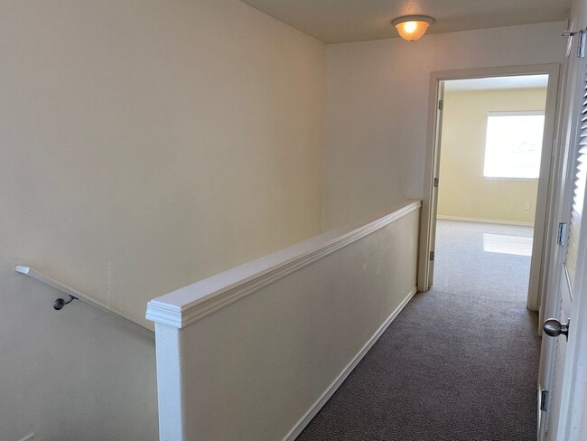 Building Photo - Fantastic Townhome close to Nike