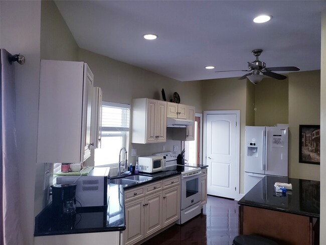 Building Photo - 3716 Sabrina