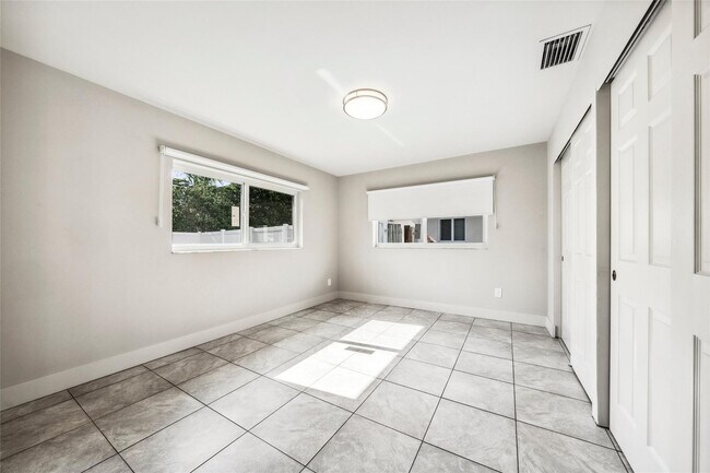 Building Photo - 4800 NE 4th Ave
