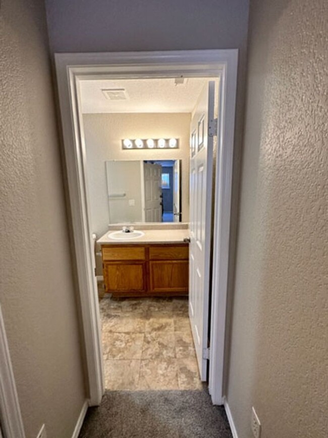 Building Photo - GREAT 2 BED, 2 BATH CONDO! READY FOR IMMED...