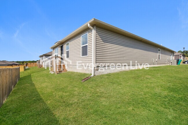 Building Photo - 1071 Huntington Dr