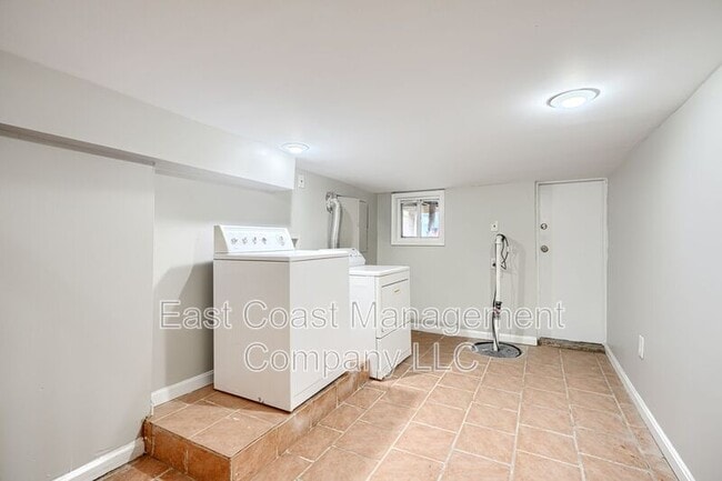Building Photo - 2204 Ruskin Ave