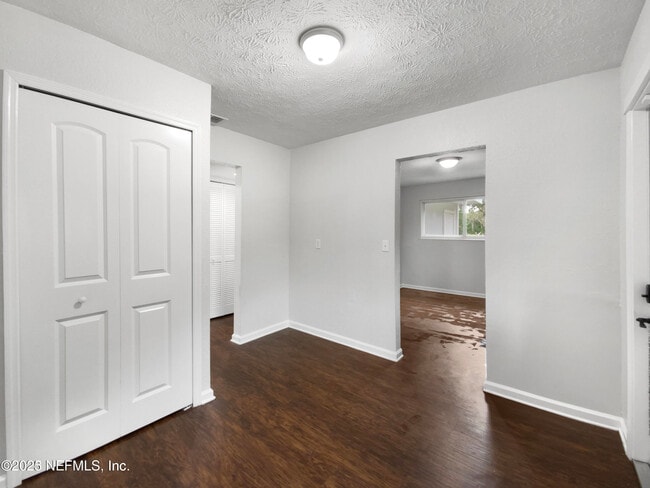 Building Photo - 2535 La Trelle Ct