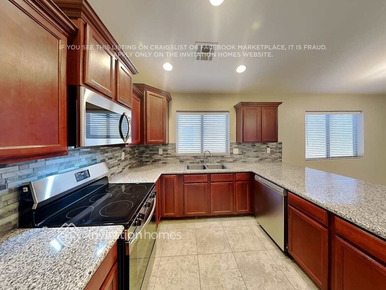 Building Photo - 1352 E Kelsi Ave