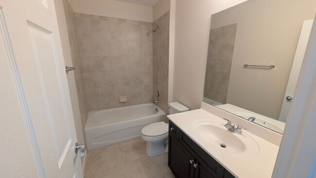 Building Photo - Spacious Townhome in Desirable Vizcaya Falls 3-bedroom, 2.5-bath townhome