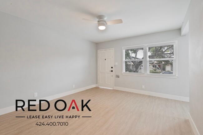 Building Photo - Recently Renovated One Bedroom Walk-Up wit...