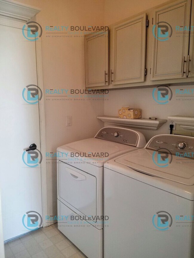 Building Photo - Amazing 4 Bedroom 2.5 Bathroom Home! Locat...