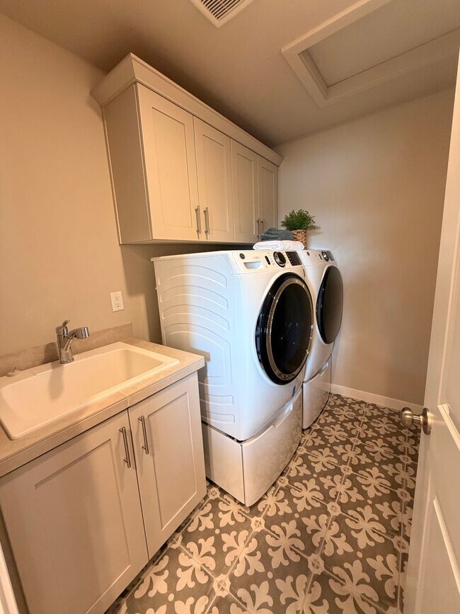 Building Photo - Model home! 4-bed 3-Bath Home on Moon MTN!