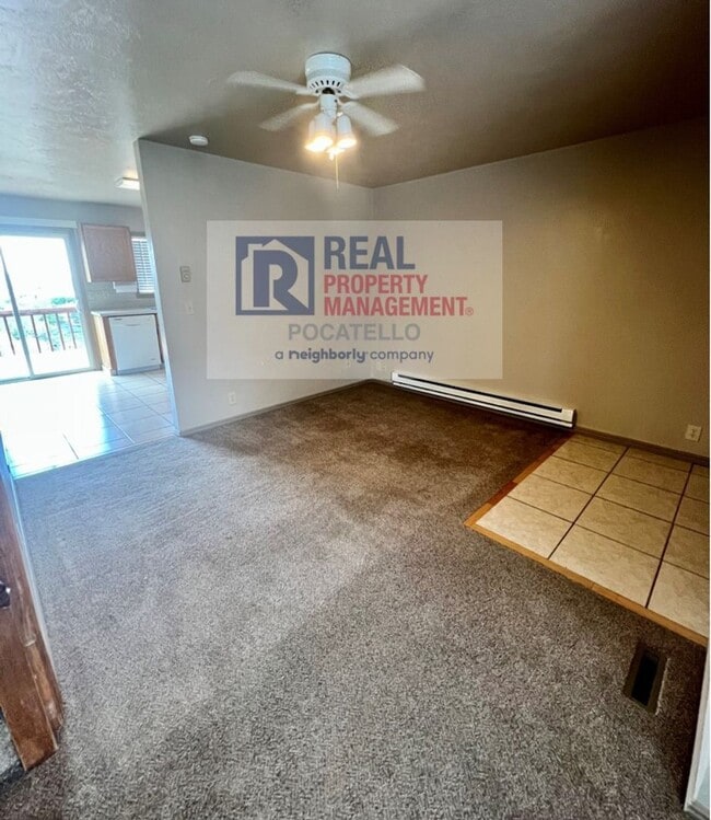 Building Photo - 3 bed 1.5 Bath Duplex - 1 Car Garage
