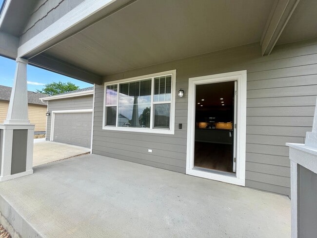 Building Photo - 350 Naples St