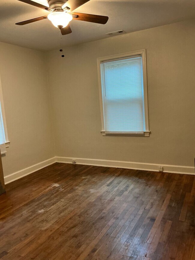 Building Photo - 2 Bedroom / One bathroom house!