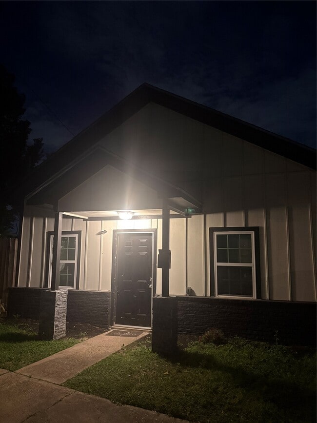 Building Photo - 3209 Ennis St