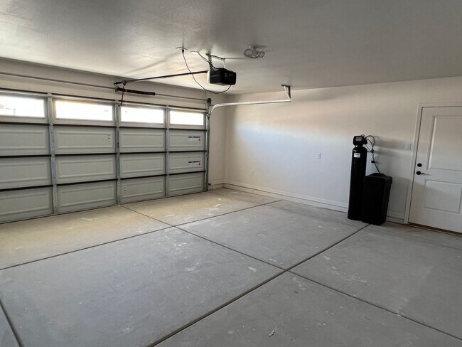 Building Photo - 3 Bedroom Split Floor Plan with 2 bathrooms