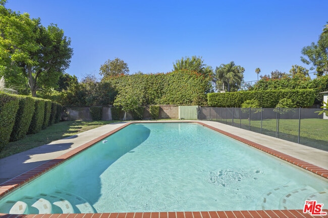 Building Photo - 4875 Bluebell Ave