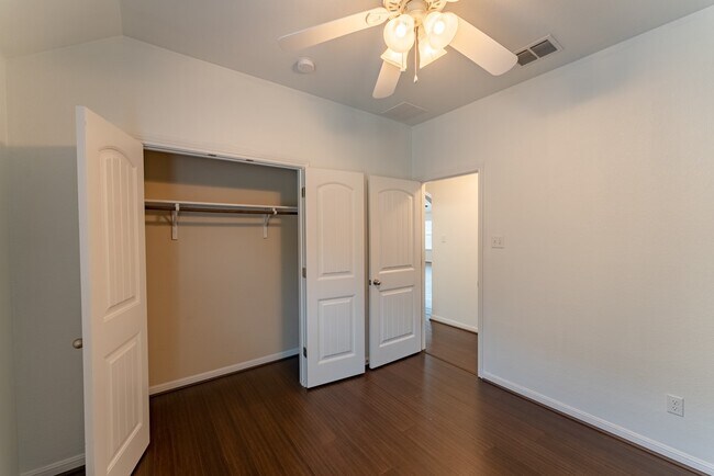 Building Photo - 448 Bottle Brush Dr